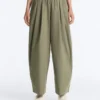 Pantalones ajustados con pliegues 100 % algodón Pantalones ajustados con pliegues 100 % algodón