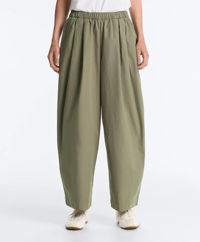 Pantalones ajustados con pliegues 100 % algodón Pantalones ajustados con pliegues 100 % algodón
