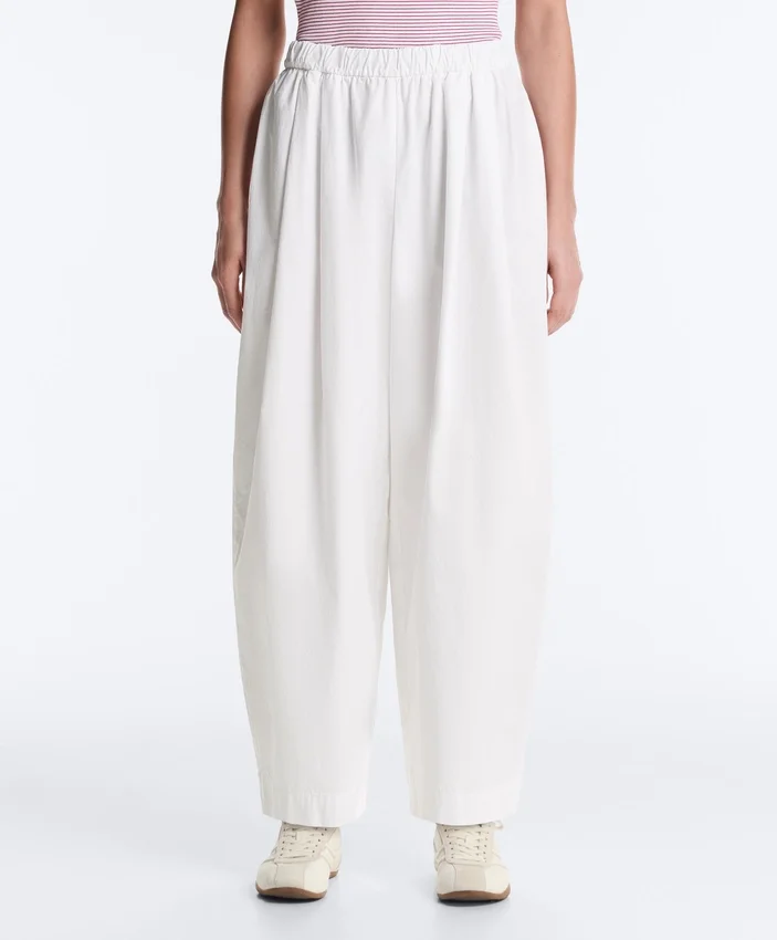 Pantalones ajustados con pliegues 100 % algodón Pantalones ajustados con pliegues 100 % algodón