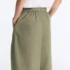 Pantalones ajustados con pliegues 100 % algodón Pantalones ajustados con pliegues 100 % algodón
