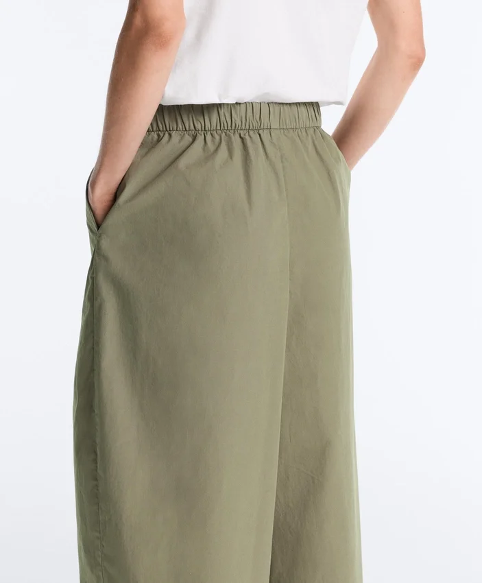 Pantalones ajustados con pliegues 100 % algodón Pantalones ajustados con pliegues 100 % algodón