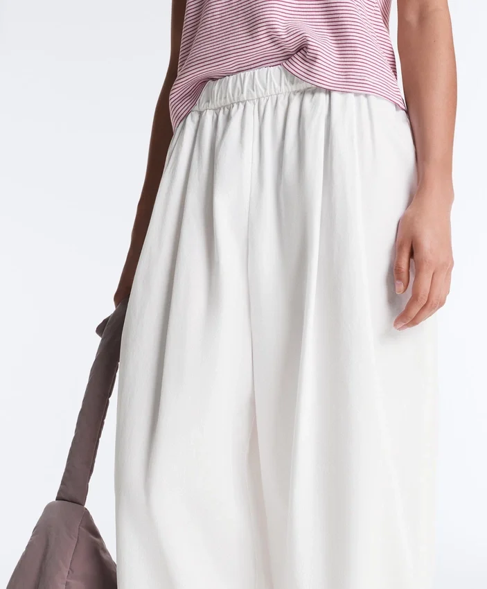 Pantalones ajustados con pliegues 100 % algodón Pantalones ajustados con pliegues 100 % algodón