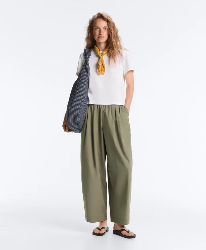 Pantalones ajustados con pliegues 100 % algodón Pantalones ajustados con pliegues 100 % algodón