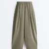 Pantalones ajustados con pliegues 100 % algodón Pantalones ajustados con pliegues 100 % algodón