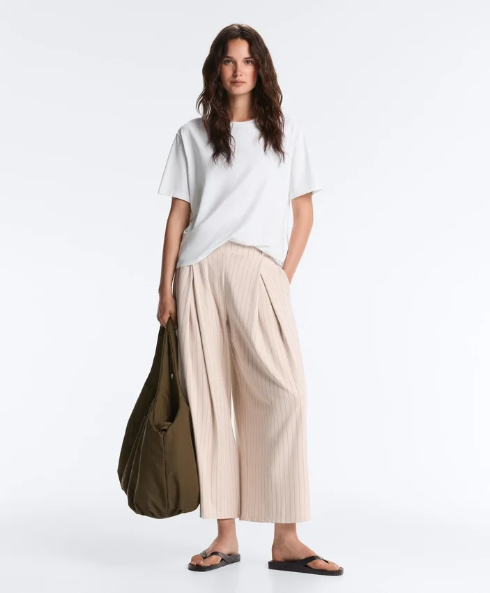 Pantalones cortos de pierna ancha con pliegues y rayas Pantalones cortos de pierna ancha con pliegues y rayas