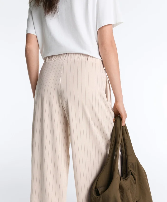 Pantalones cortos de pierna ancha con pliegues y rayas Pantalones cortos de pierna ancha con pliegues y rayas