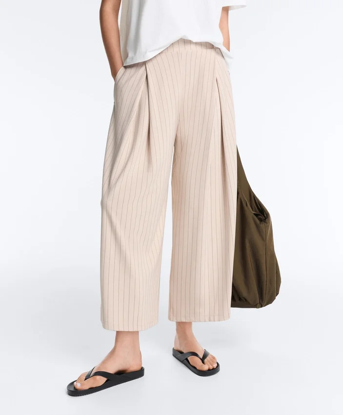 Pantalones cortos de pierna ancha con pliegues y rayas Pantalones cortos de pierna ancha con pliegues y rayas