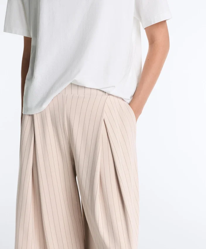 Pantalones cortos de pierna ancha con pliegues y rayas Pantalones cortos de pierna ancha con pliegues y rayas