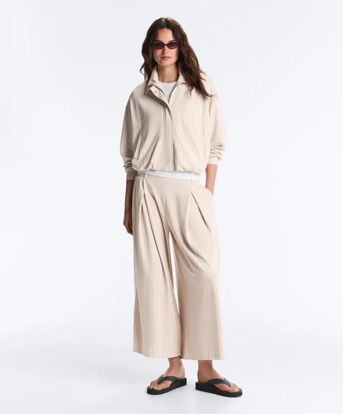 Pantalones cortos de pierna ancha con pliegues y rayas Pantalones cortos de pierna ancha con pliegues y rayas