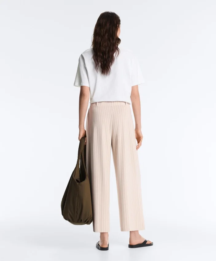 Pantalones cortos de pierna ancha con pliegues y rayas Pantalones cortos de pierna ancha con pliegues y rayas