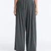 Pantalones de pierna ancha Light Touch con pinzas