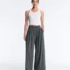 Pantalones de pierna ancha Light Touch con pinzas