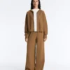 Pantalones de pierna recta con estructura de punto en los laterales Pantalones de pierna recta con estructura de punto en los laterales