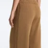 Pantalones de pierna recta con estructura de punto en los laterales Pantalones de pierna recta con estructura de punto en los laterales