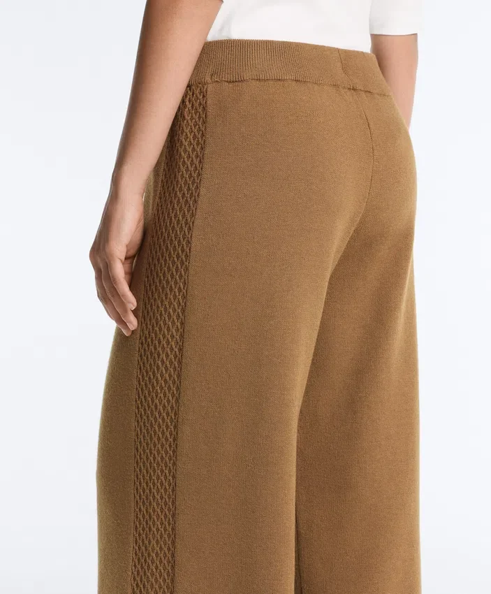 Pantalones de pierna recta con estructura de punto en los laterales Pantalones de pierna recta con estructura de punto en los laterales