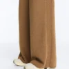 Pantalones de pierna recta con estructura de punto en los laterales Pantalones de pierna recta con estructura de punto en los laterales
