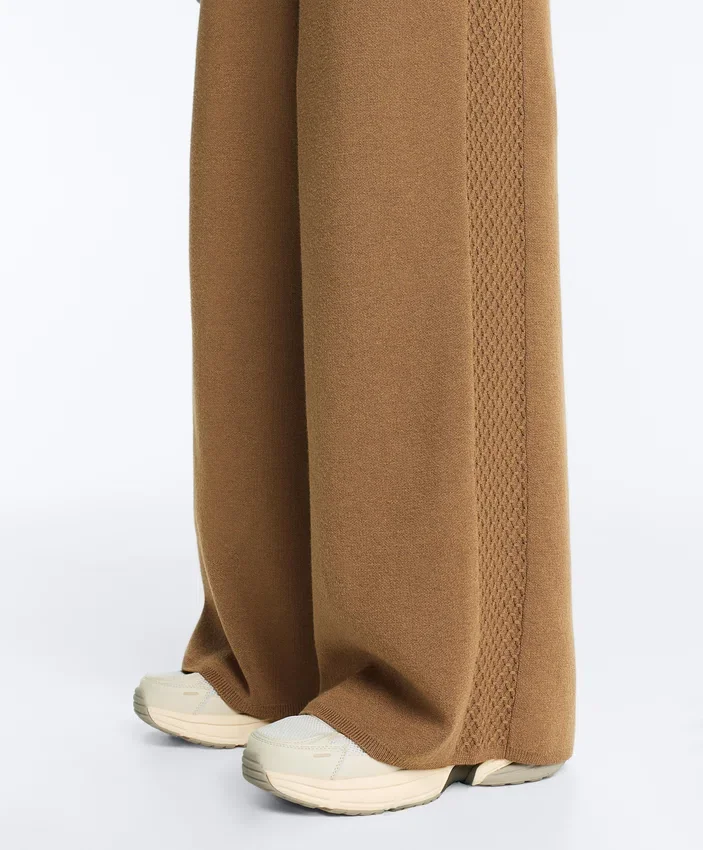 Pantalones de pierna recta con estructura de punto en los laterales Pantalones de pierna recta con estructura de punto en los laterales