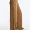Pantalones de pierna recta con estructura de punto en los laterales Pantalones de pierna recta con estructura de punto en los laterales