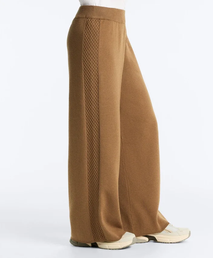 Pantalones de pierna recta con estructura de punto en los laterales Pantalones de pierna recta con estructura de punto en los laterales