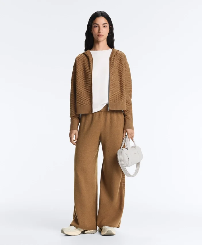 Pantalones de pierna recta con estructura de punto en los laterales Pantalones de pierna recta con estructura de punto en los laterales