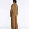 Pantalones de pierna recta con estructura de punto en los laterales Pantalones de pierna recta con estructura de punto en los laterales