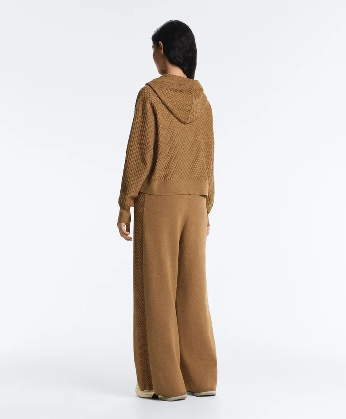 Pantalones de pierna recta con estructura de punto en los laterales Pantalones de pierna recta con estructura de punto en los laterales