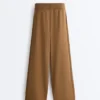 Pantalones de pierna recta con estructura de punto en los laterales Pantalones de pierna recta con estructura de punto en los laterales