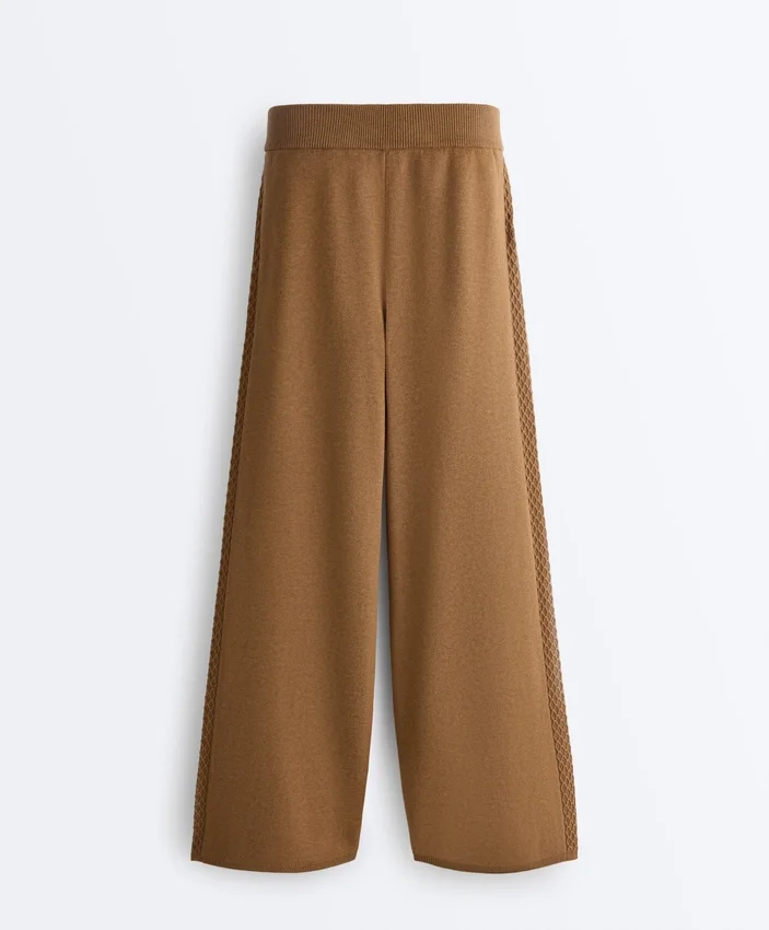 Pantalones de pierna recta con estructura de punto en los laterales Pantalones de pierna recta con estructura de punto en los laterales