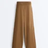 Pantalones de pierna recta con estructura de punto en los laterales Pantalones de pierna recta con estructura de punto en los laterales