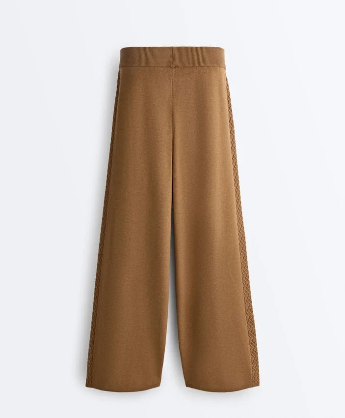 Pantalones de pierna recta con estructura de punto en los laterales Pantalones de pierna recta con estructura de punto en los laterales