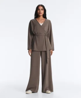 Chaqueta larga con rayas asimétricas y modal