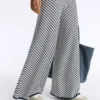 Pantalones de punto de pierna ancha con rayas diagonales