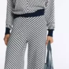 Pantalones de punto de pierna ancha con rayas diagonales