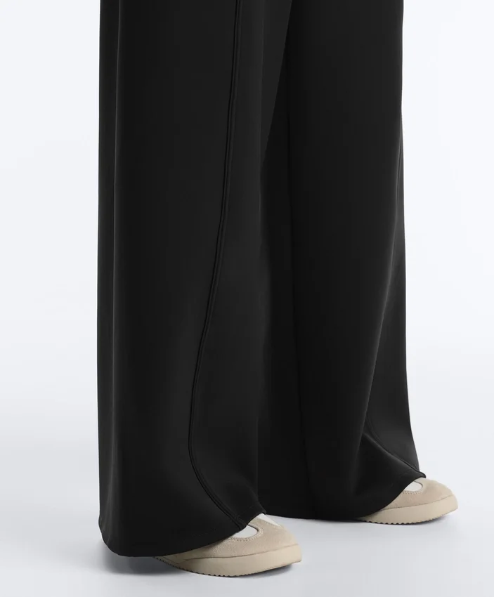 Pantalones de talle alto y pierna ancha con efecto neopreno Pantalones de talle alto y pierna ancha con efecto neopreno