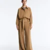 Pantalones de tiro alto de sarga y pierna ancha con pliegues Pantalones de tiro alto de sarga y pierna ancha con pliegues