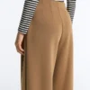 Pantalones de tiro alto de sarga y pierna ancha con pliegues Pantalones de tiro alto de sarga y pierna ancha con pliegues