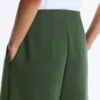 Pantalones de tiro alto de sarga y pierna ancha con pliegues Pantalones de tiro alto de sarga y pierna ancha con pliegues