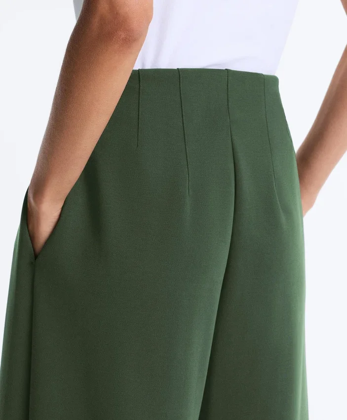 Pantalones de tiro alto de sarga y pierna ancha con pliegues Pantalones de tiro alto de sarga y pierna ancha con pliegues