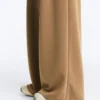 Pantalones de tiro alto de sarga y pierna ancha con pliegues Pantalones de tiro alto de sarga y pierna ancha con pliegues