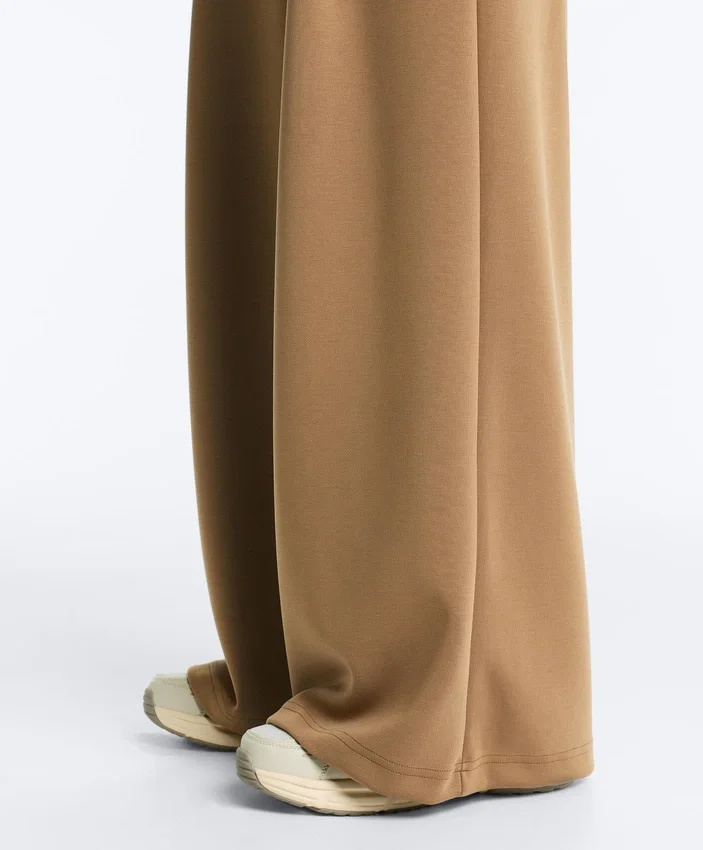 Pantalones de tiro alto de sarga y pierna ancha con pliegues Pantalones de tiro alto de sarga y pierna ancha con pliegues