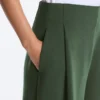 Pantalones de tiro alto de sarga y pierna ancha con pliegues Pantalones de tiro alto de sarga y pierna ancha con pliegues