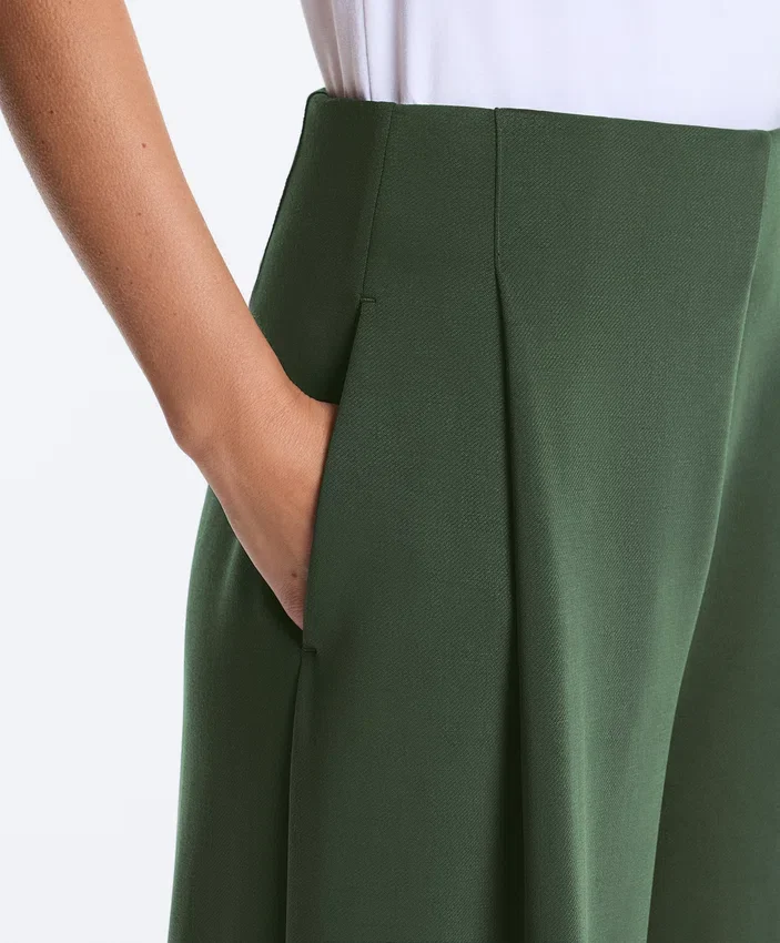 Pantalones de tiro alto de sarga y pierna ancha con pliegues Pantalones de tiro alto de sarga y pierna ancha con pliegues