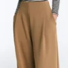 Pantalones de tiro alto de sarga y pierna ancha con pliegues Pantalones de tiro alto de sarga y pierna ancha con pliegues
