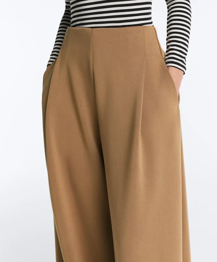 Pantalones de tiro alto de sarga y pierna ancha con pliegues Pantalones de tiro alto de sarga y pierna ancha con pliegues