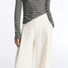 Pantalones de tiro alto de sarga y pierna ancha con pliegues Pantalones de tiro alto de sarga y pierna ancha con pliegues