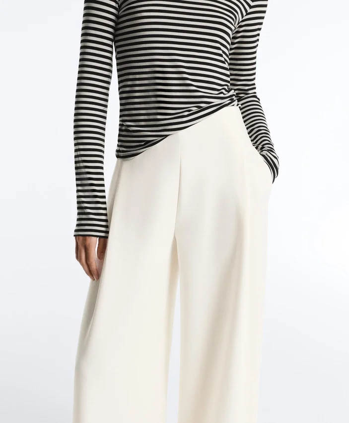 Pantalones de tiro alto de sarga y pierna ancha con pliegues Pantalones de tiro alto de sarga y pierna ancha con pliegues