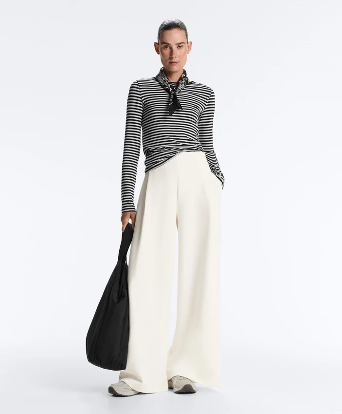 Pantalones de tiro alto de sarga y pierna ancha con pliegues Pantalones de tiro alto de sarga y pierna ancha con pliegues