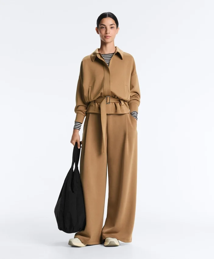 Pantalones de tiro alto de sarga y pierna ancha con pliegues Pantalones de tiro alto de sarga y pierna ancha con pliegues