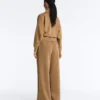 Pantalones de tiro alto de sarga y pierna ancha con pliegues Pantalones de tiro alto de sarga y pierna ancha con pliegues