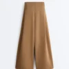 Pantalones de tiro alto de sarga y pierna ancha con pliegues Pantalones de tiro alto de sarga y pierna ancha con pliegues